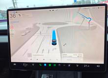 Auto dokáže jet po předem vytyčené trase samo, aniž by řidič musel používat pedály nebo točit volantem.