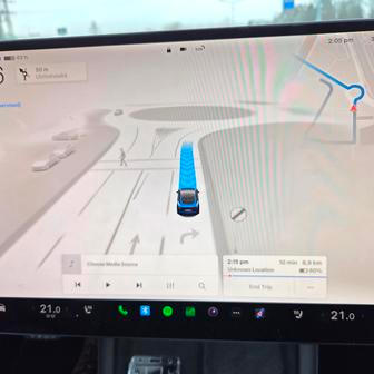 Auto dokáže jet po předem vytyčené trase samo, aniž by řidič musel používat pedály nebo točit volantem.