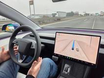 Důležité ale je spojení „pod dozorem“, protože řidič je nadále za auto plně odpovědný a na místě řidiče musí neustále dávat pozor, třebaže auto samo mění jízdní pruhy a zvládne se pohybovat i po silnici bez vodorovného dopravního značení.