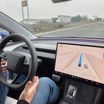 Důležité ale je spojení „pod dozorem“, protože řidič je nadále za auto plně odpovědný a na místě řidiče musí neustále dávat pozor, třebaže auto samo mění jízdní pruhy a zvládne se pohybovat i po silnici bez vodorovného dopravního značení.