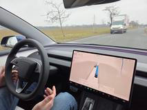 Sedí se na místě spolujezdce, za volantem je člověk z Tesly. Přesto je o jízdy velký zájem, vybookované byly asi za 90 minut.