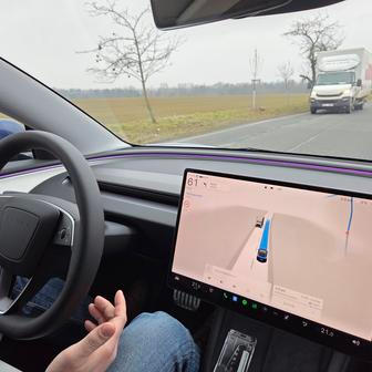 Sedí se na místě spolujezdce, za volantem je člověk z Tesly. Přesto je o jízdy velký zájem, vybookované byly asi za 90 minut.