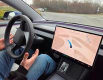 Za zhruba půlhodinovou jízdu auto nezaváhalo ani jednou, neumí se však vyhnout velkým dírám nebo vysokým kanálům, to musí udělat řidič sám.