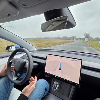 Tesla FSD Supervised využívá již existující mapové podklady, kamery ve voze a umělou inteligenci. Vystačí si tak třeba bez lidaru.