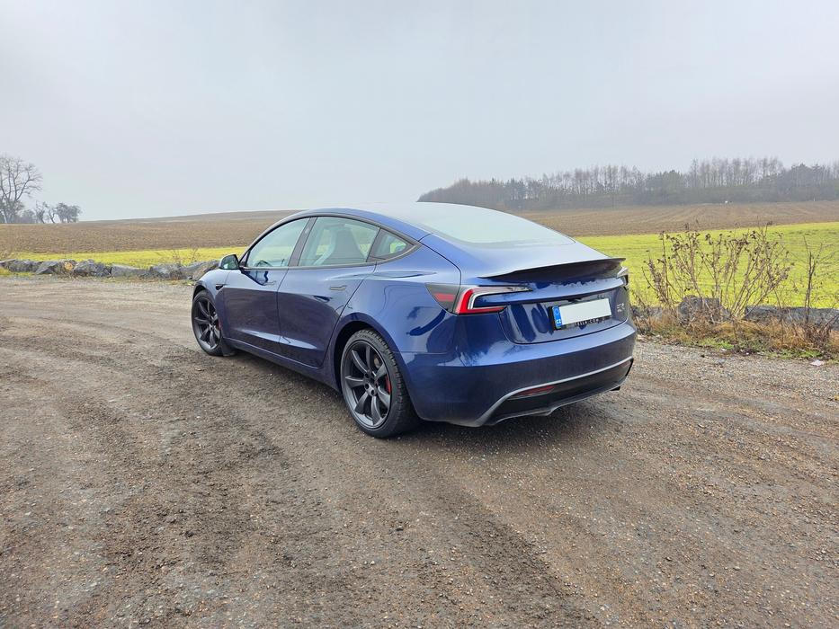 Nicméně je to auto vybavené technologií FSD Supervised, tedy samočinným řízením pod dozorem.
