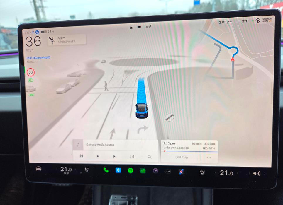 Auto dokáže jet po předem vytyčené trase samo, aniž by řidič musel používat pedály nebo točit volantem.