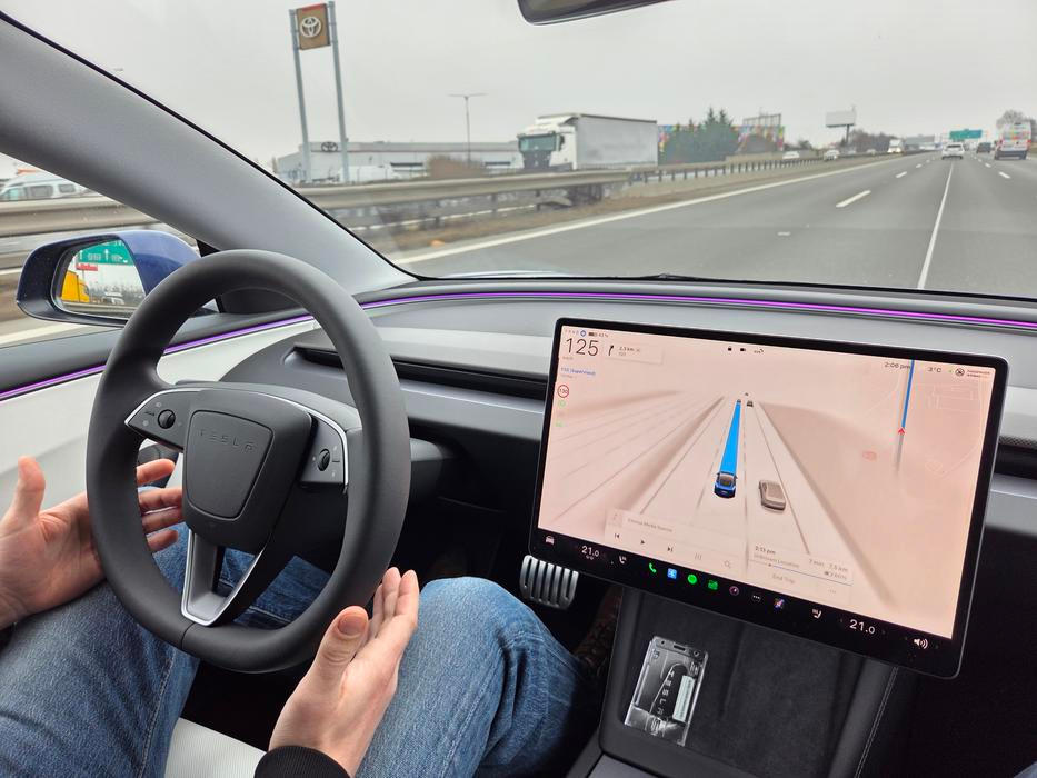 Důležité ale je spojení „pod dozorem“, protože řidič je nadále za auto plně odpovědný a na místě řidiče musí neustále dávat pozor, třebaže auto samo mění jízdní pruhy a zvládne se pohybovat i po silnici bez vodorovného dopravního značení.