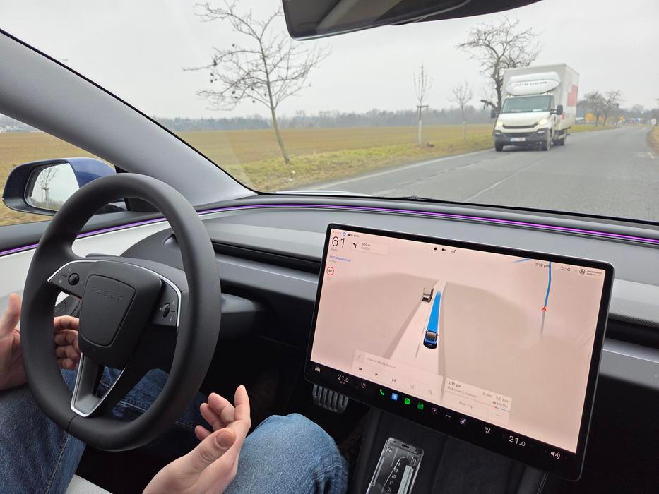 Sedí se na místě spolujezdce, za volantem je člověk z Tesly. Přesto je o jízdy velký zájem, vybookované byly asi za 90 minut.