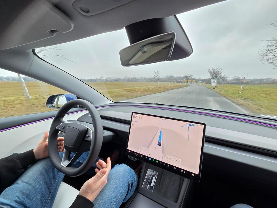 Tesla FSD Supervised využívá již existující mapové podklady, kamery ve voze a umělou inteligenci. Vystačí si tak třeba bez lidaru.