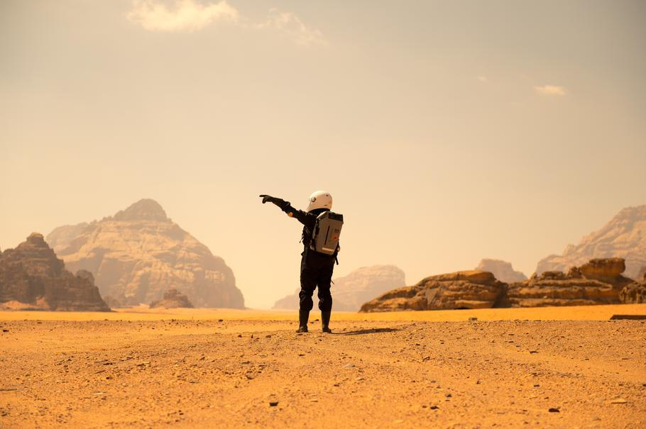 Vědkyně při své práci využívá speciální biometrické oděvy, které dokážou v reálném čase monitorovat srdeční tep a další ukazatele zátěže, ať už v laboratoři, nebo v simulovaném vesmíru.