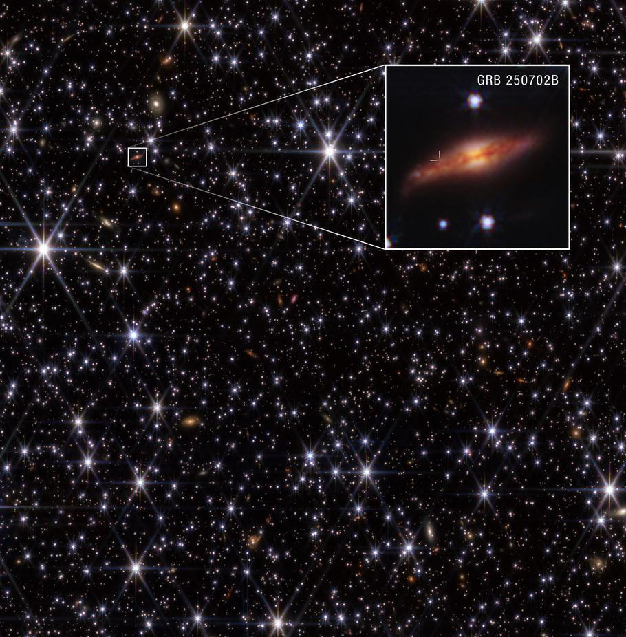 Vesmírný dalekohled Jamese Webba nabídl astronomům nejjasnější pohled na hostitelskou galaxii GRB 250702B, kterou vidíme z boku a která se nachází v hustě osídleném poli hvězd v centrální rovině naší Mléčné dráhy. Na přiblíženém výřezu ukazují značky přesnou polohu výbuchu poblíž horního okraje tmavé prachové pásky galaxie.