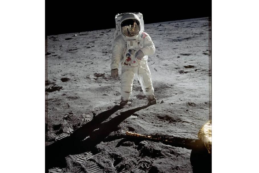 Buzz Aldrin na povrchu Měsíce u přistávacího modulu Eagle během mise Apollo 11.