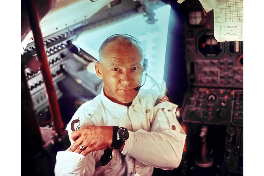 Buzz Aldrin uvnitř lunárního modulu Eagle během mise Apollo 11, 20. července 1969. 