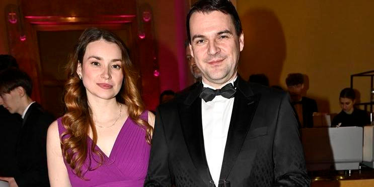 Kráska ve fialových šatech je manželkou ministra zahraničí Petra Macinky. 