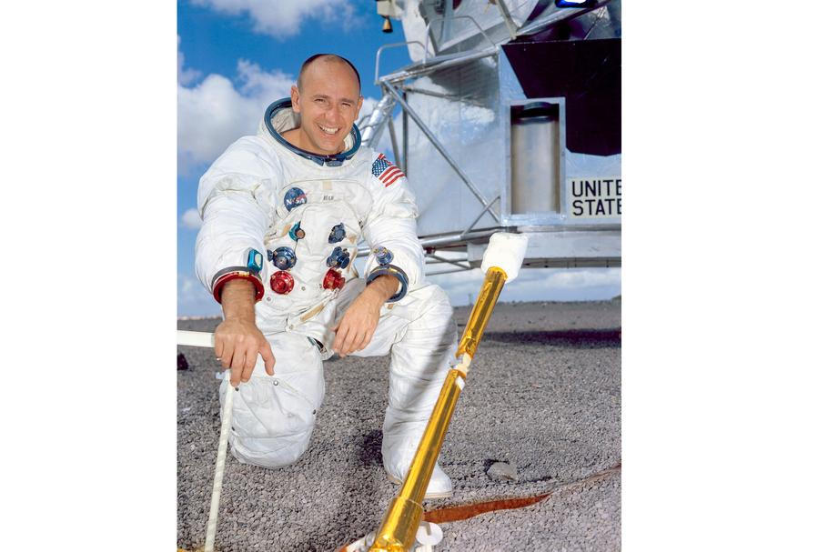 Alan Bean při tréninku u makety lunárního modulu, 22. září 1969.