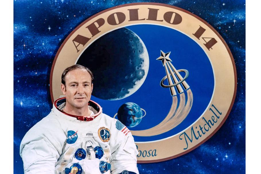Edgar Mitchell, pilot lunárního modulu mise Apollo 14, před grafikou mise. Na Měsíci přistál 5. února 1971 a během návratu prožil hluboký meditativní zážitek, který později nasměroval jeho zájem k výzkumu lidského vědomí.
