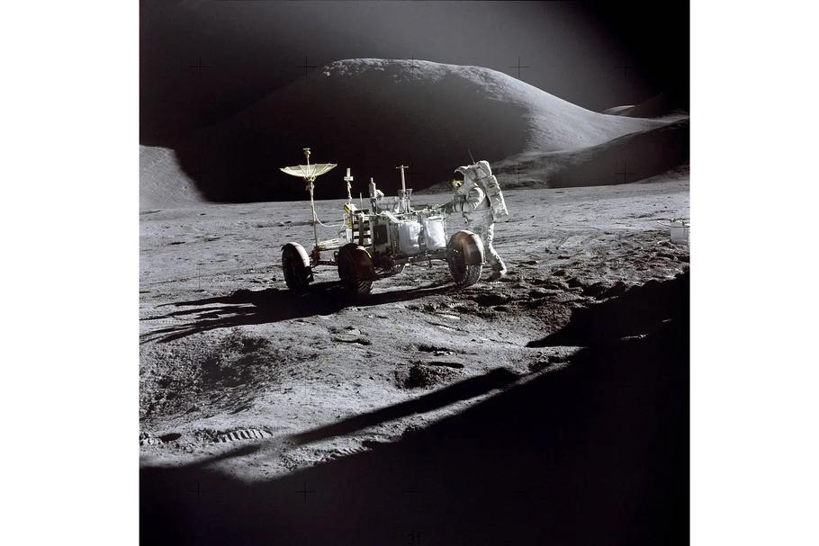 James Irwin pracuje u lunárního vozítka během prvního výstupu mise Apollo 15 v oblasti Hadley–Apenniny. V popředí je stín modulu Falcon, v pozadí masiv Mount Hadley. Snímek pořídil velitel David Scott 31. července 1971.
