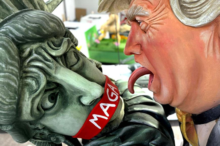 Hotovo! Nahý Trump i potápějící se Merz čekají na start německého karnevalu