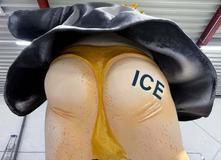 Bez kalhot a bez cenzury: Trump a spol. míří na německý karneval