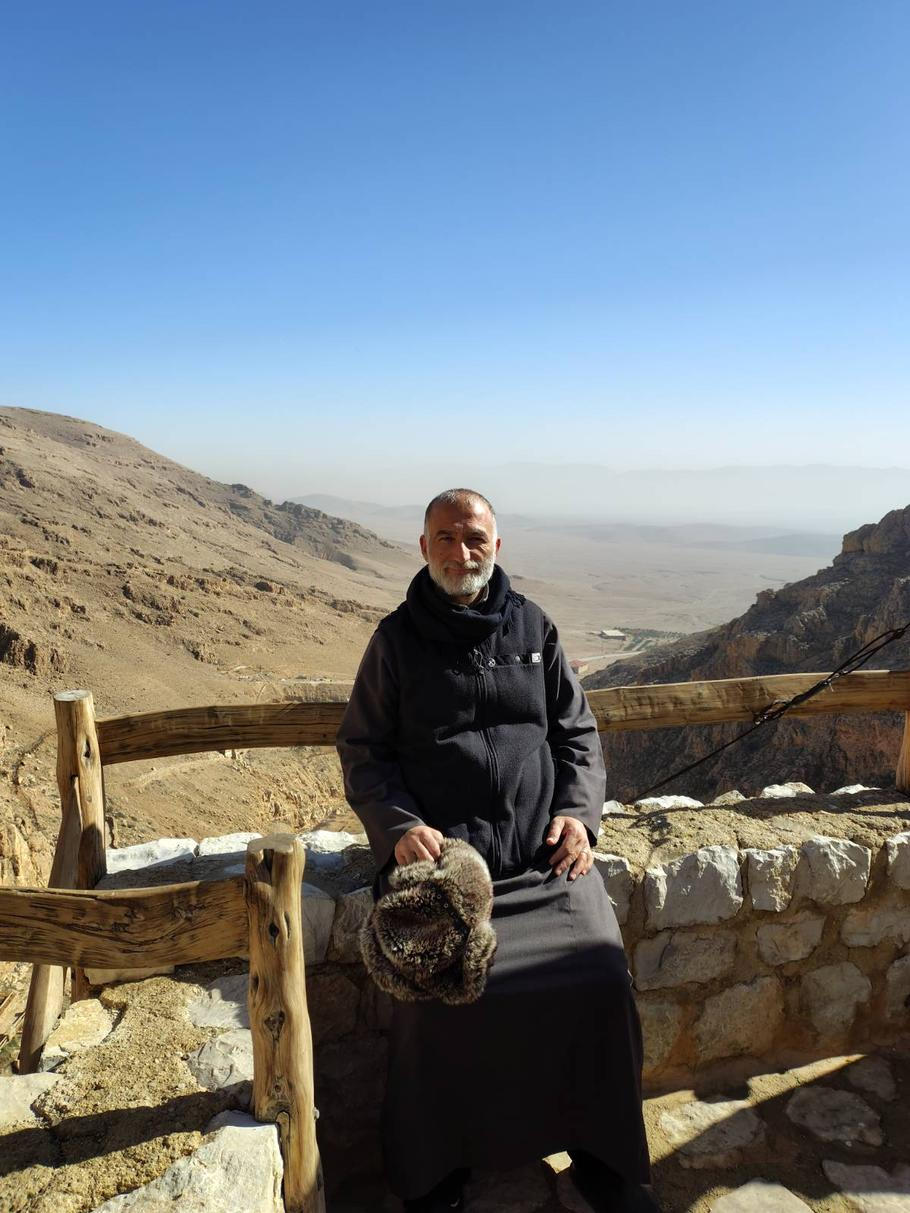 Představený kláštera otec Džihád