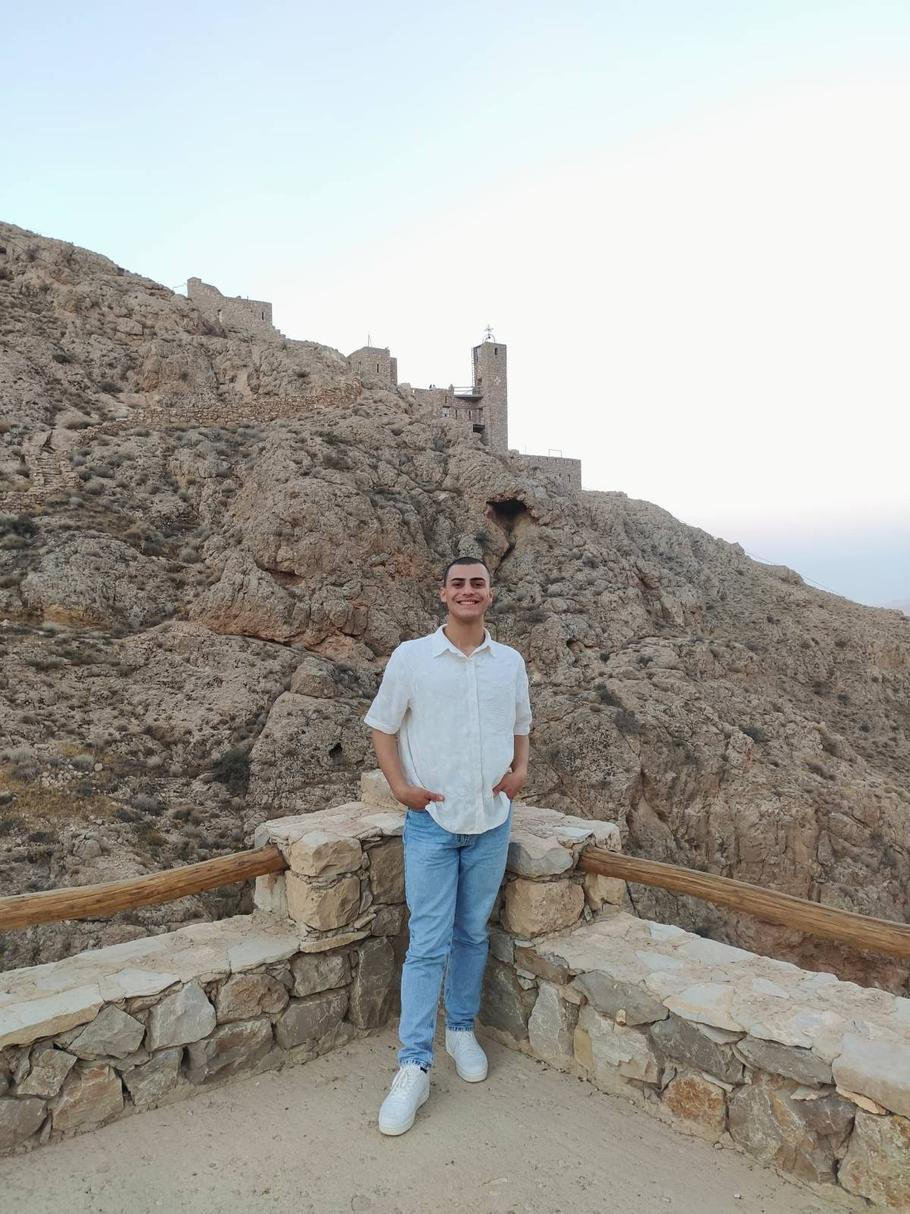 Syrský křesťan Adam přišel do kláštera na soustředění jógy, ale zalíbilo se mu tam a už tam zůstal.