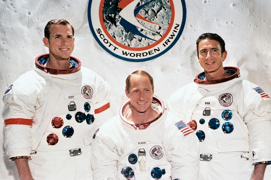 Posádka mise Apollo 15 – David Scott, Al Worden a James Irwin – na oficiálním portrétu z července 1971. Mise se stala vědeckým milníkem programu Apollo, ale po návratu ji zastínila aféra s neautorizovanými poštovními obálkami, která ukončila kariéry všech tří astronautů.