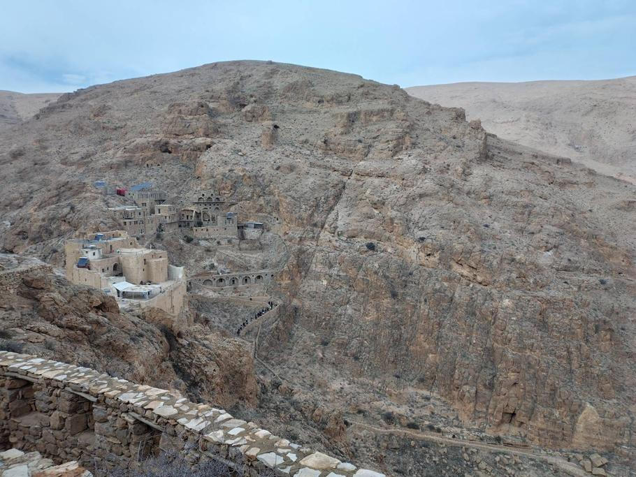 Klášter ze šestého století stojí v ostrém svahu.