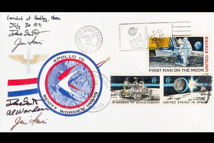 Poštovní obálka, která byla na palubě Apollo 15, orazítkovaná při startu i po přistání a podepsaná Davidem Scottem, Alem Wordenem a Jimem Irwinem. 