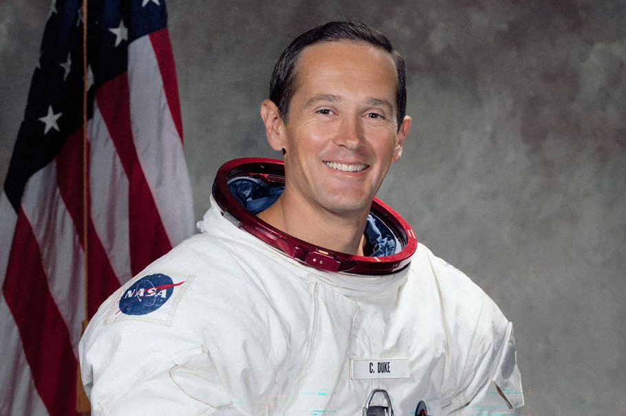 Charles M. Duke Jr., pilot lunárního modulu mise Apollo 16, na oficiálním portrétu z roku 1971. O necelý rok později se stal nejmladším člověkem, který kráčel po Měsíci — zkušenost, k níž se později vracel i během své duchovní proměny po odchodu z NASA.