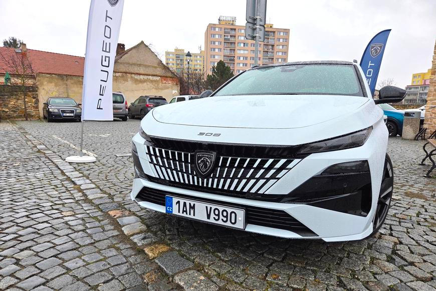 Nafty se ještě nevzdává. Omlazený Peugeot 308 přišel o manuál, má i „tajnou“ verzi