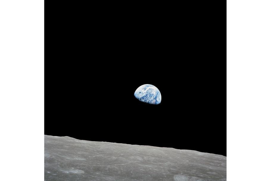 „Earthrise“, snímek pořízený Billem Andersem z Apolla 8 24. prosince 1968. První posádka, která obletěla Měsíc, zachytila Zemi vycházející nad lunárním horizontem — obraz, jenž se stal symbolem křehkosti planety a inspirací pro pozdější popisy overview effectu.