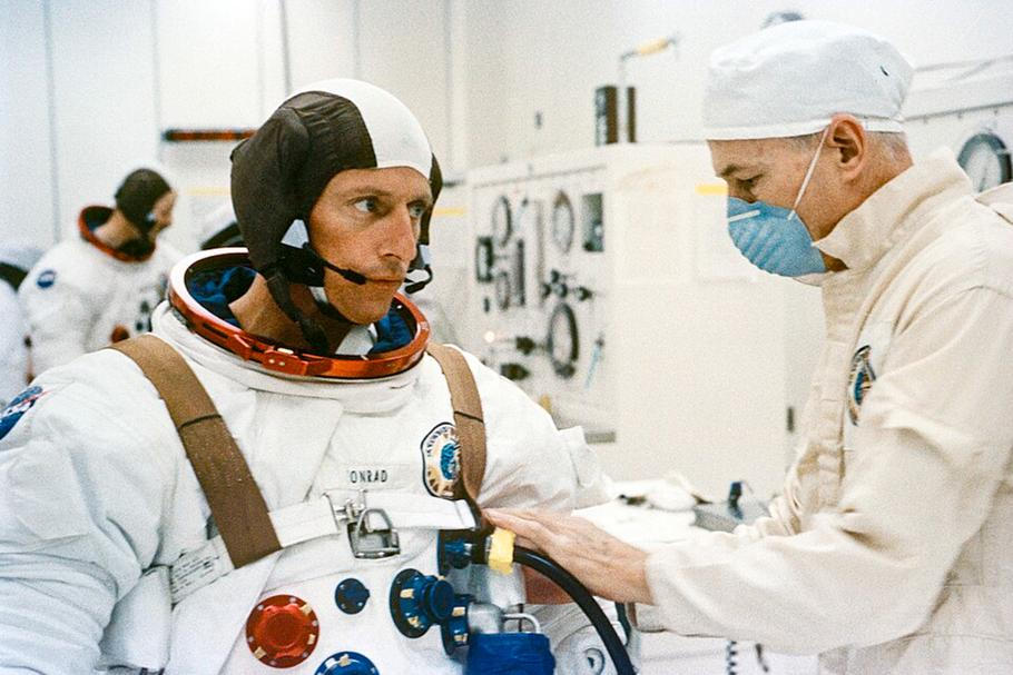 Pete Conrad při oblékání skafandru před startem mise Skylab 2, 25. května 1973. Po úspěchu na Apollo 12 vedl první posádku americké orbitální stanice — další kapitolu kariéry pilota, který proslul humorem, odvahou a chutí riskovat.