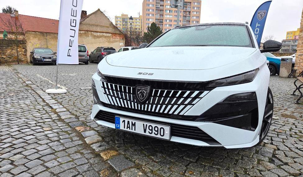 Na český trh přichází omlazený Peugeot 308 s karoserií kombi.