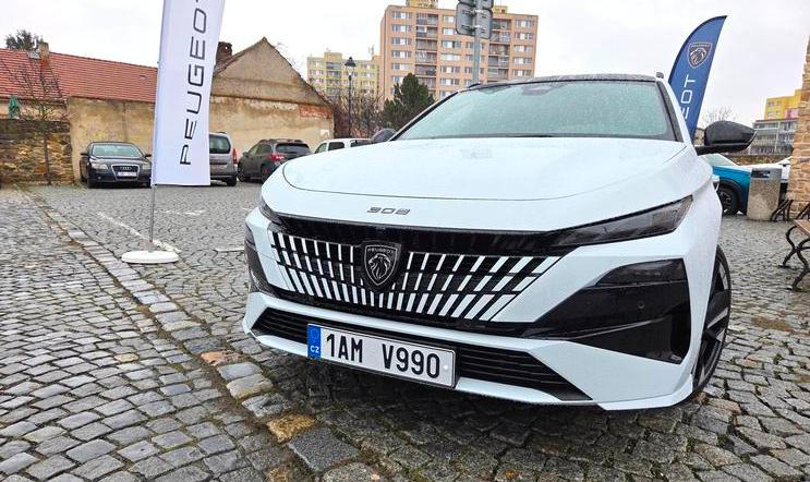 Na český trh přichází omlazený Peugeot 308 s karoserií kombi.