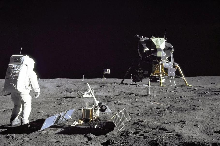 Záběr z restaurovaného záznamu výstupu Apolla 11 zachycuje astronauta při práci u vědeckého vybavení poblíž lunárního modulu Eagle, červenec 1969. První kroky lidí na Měsíci se staly ikonou programu Apollo — a začátkem životních cest, které se po návratu ubíraly velmi odlišnými směry.