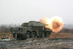 Extrémně zastaralé houfnice Dana měla česká armáda od dubna nahrazovat moderními zbraněmi Caesar na podvozku Tatra. To se ale nestane. Vojskové zkoušky nových děl byly odloženy.