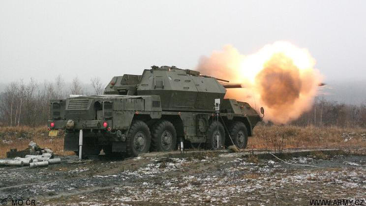 Extrémně zastaralé houfnice Dana měla česká armáda od dubna nahrazovat moderními zbraněmi Caesar na podvozku Tatra. To se ale nestane. Vojskové zkoušky nových děl byly odloženy.