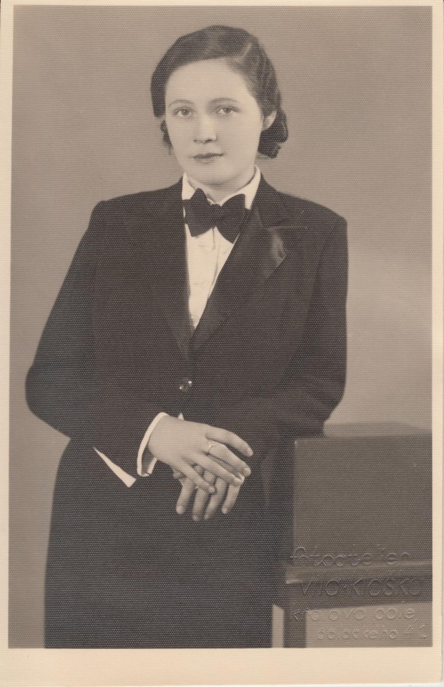 Portrétní foto Vítězslavy Kaprálové z roku 1935. 