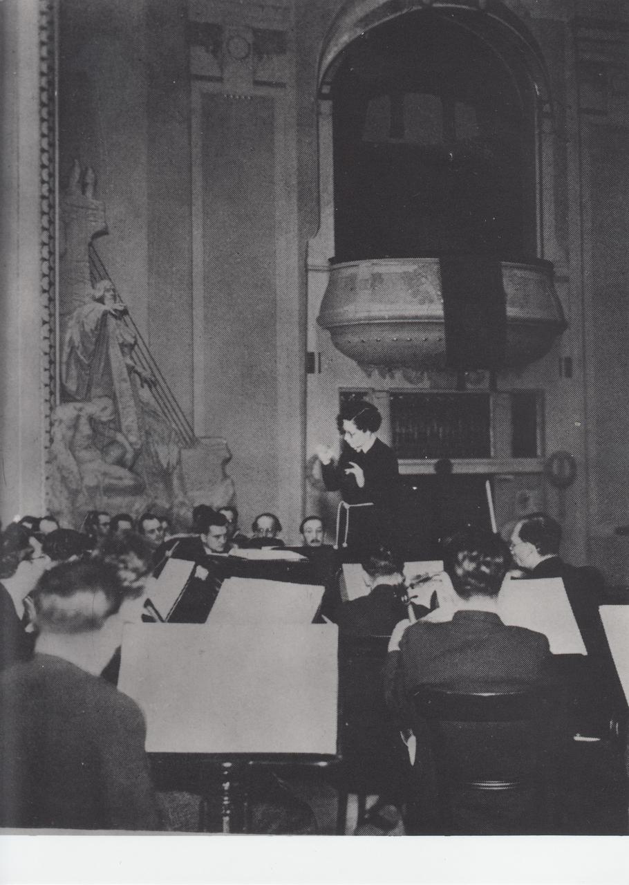 Vitězslava Kaprálová v Obecním domě během zkoušky.