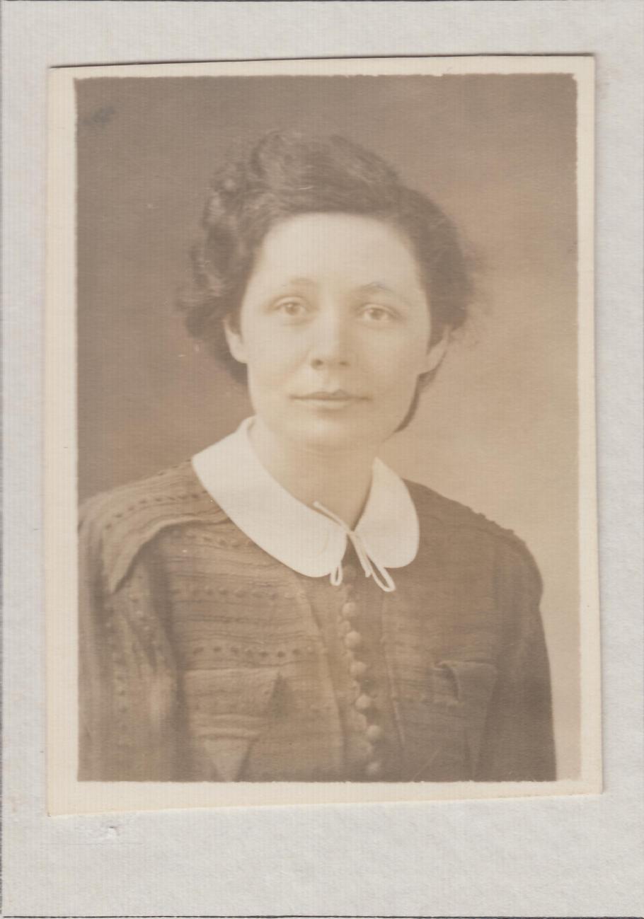 Fotografie Vítězslavy Kaprálové ze studijního indexu. 