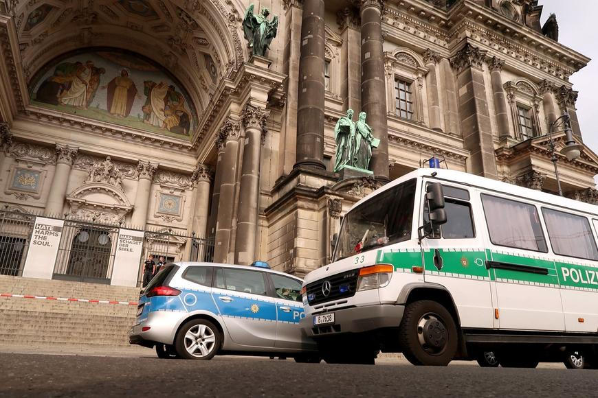 V Berlíně zachvátil požár výškový dům, podle hasičů je mnoho zraněných