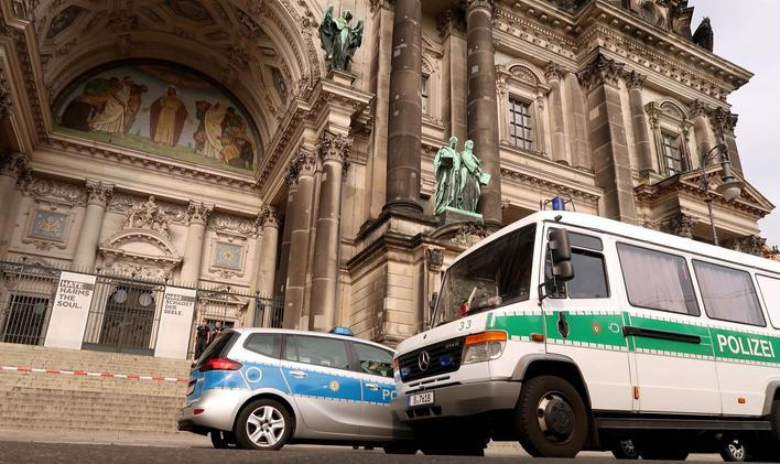 Policie před Berlínským dómem