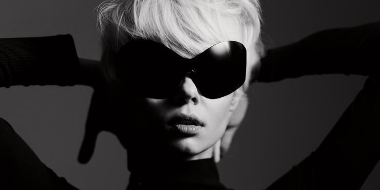 Černá jednoduše nestárne – zůstává symbolem vytříbeného vkusu a jisté noblesy. Neméně důležitý je i její vliv na naši psychiku.