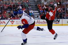 Martin Hanzal a Steven Stamkos v zápase Světového poháru 2016