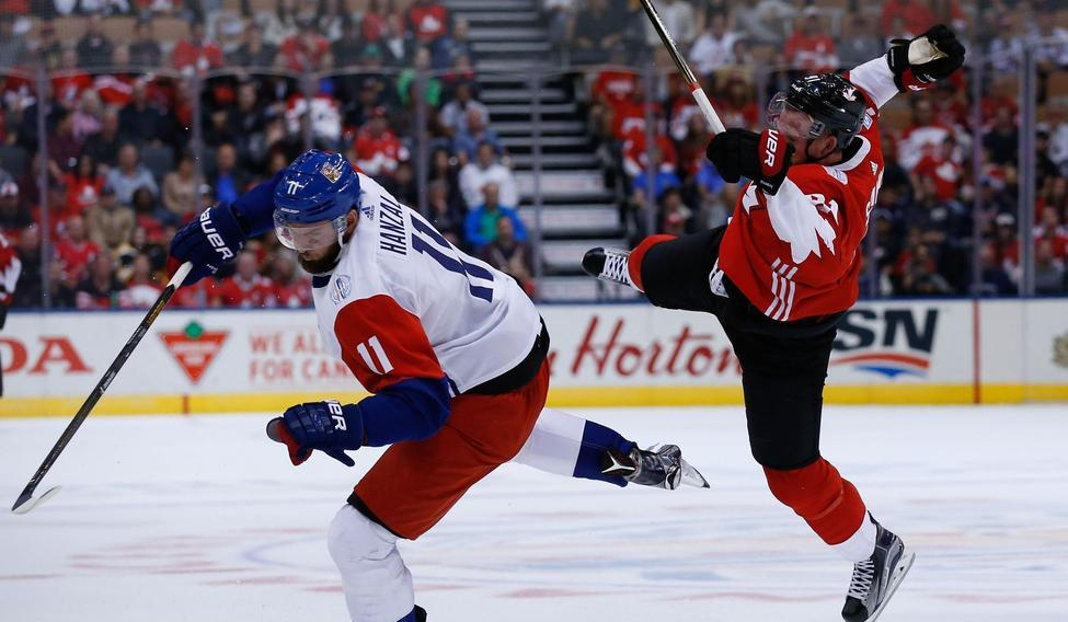 Martin Hanzal a Steven Stamkos v zápase Světového poháru 2016