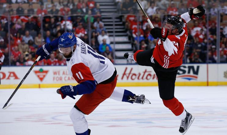 Martin Hanzal a Steven Stamkos v zápase Světového poháru 2016