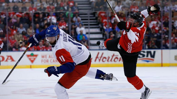 Martin Hanzal a Steven Stamkos v zápase Světového poháru 2016