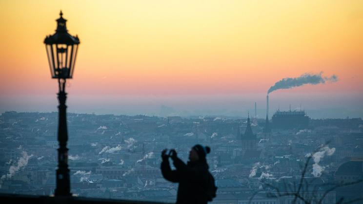 Mrazivá Praha, panorama, mráz, východ slunce, zima, počasí, ilustrační foto, Hradčany, Karlův most,