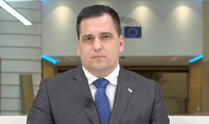 Europoslanec Tomáš Zdechovský (KDU-ČSL) poukázal na to, že v minulosti už v aktivní záloze bez problémů sloužil. Nejvyšší správní soud (NSS) však jeho kasační stížnost zamítl.