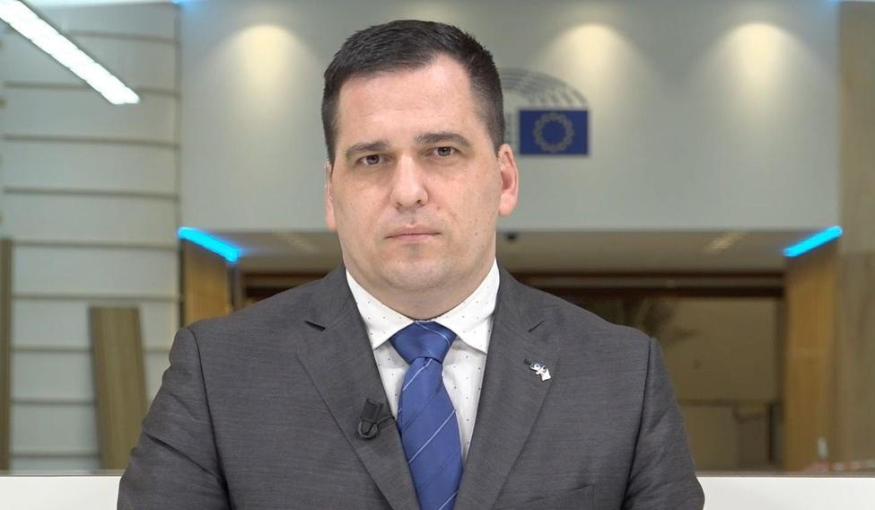 Europoslanec Tomáš Zdechovský (KDU-ČSL) poukázal na to, že v minulosti už v aktivní záloze bez problémů sloužil. Nejvyšší správní soud (NSS) však jeho kasační stížnost zamítl.